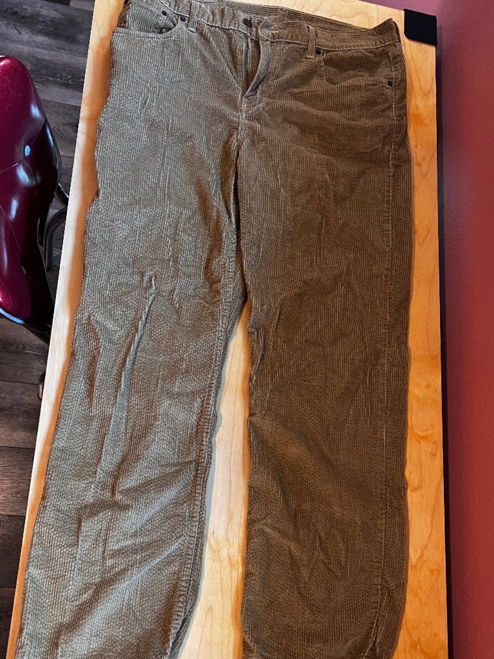 511’s slim fit Levi’s small men’s corduroy pants